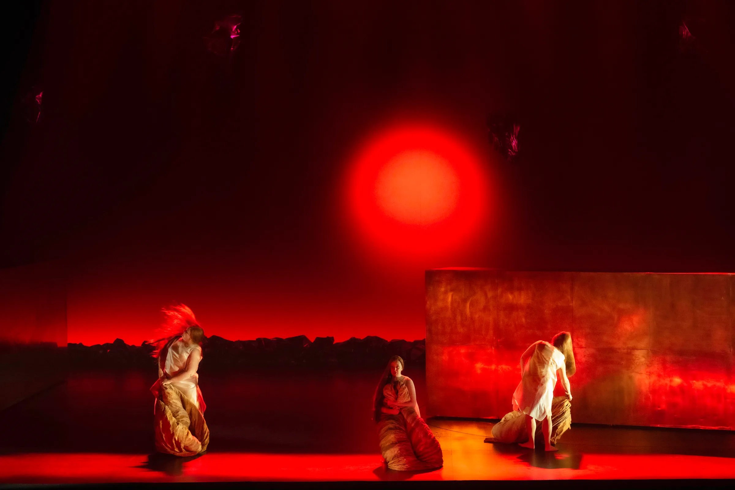 GOTTERDAMMERUNG Theatre de La Monnaie, Bruxelles, Costume Design by Petra Reinhardt ©Monika-Rittershaus