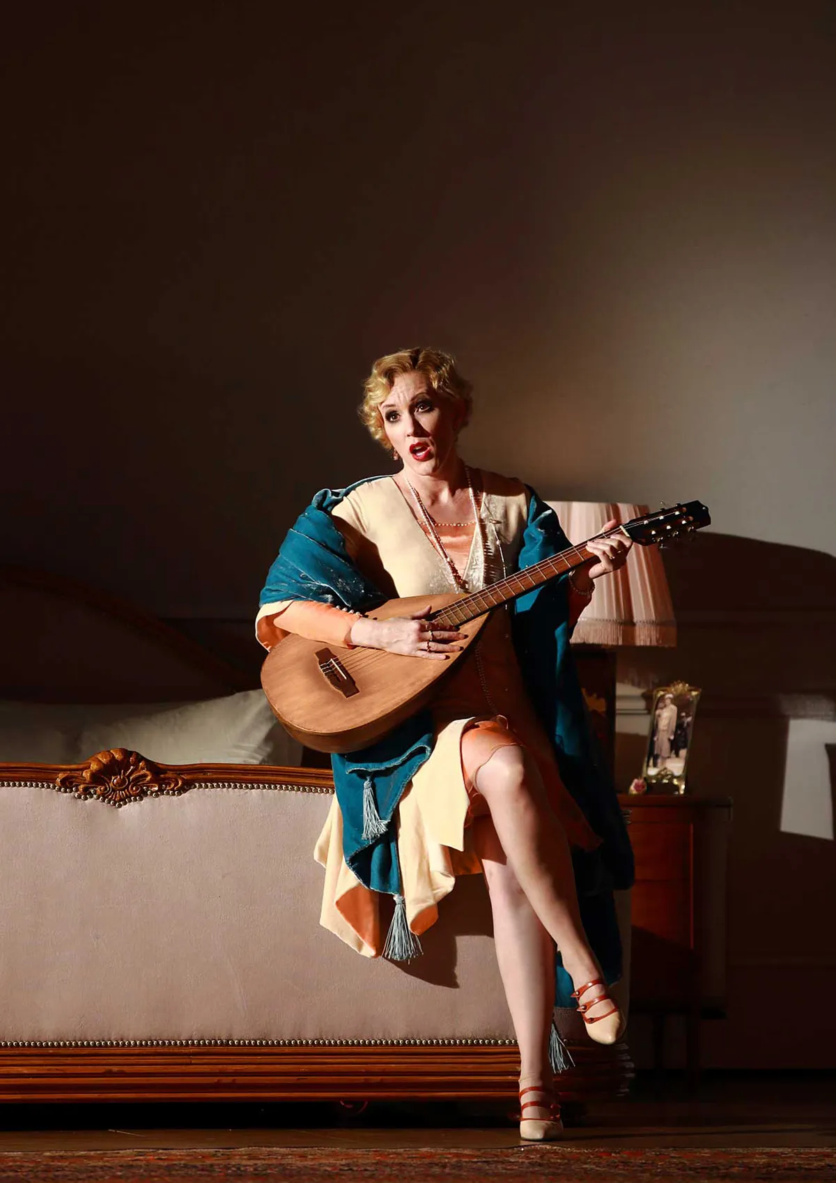 06a, DIE TOTE STADT Komische Oper, Berlin, Costume Design by Petra Reinhardt