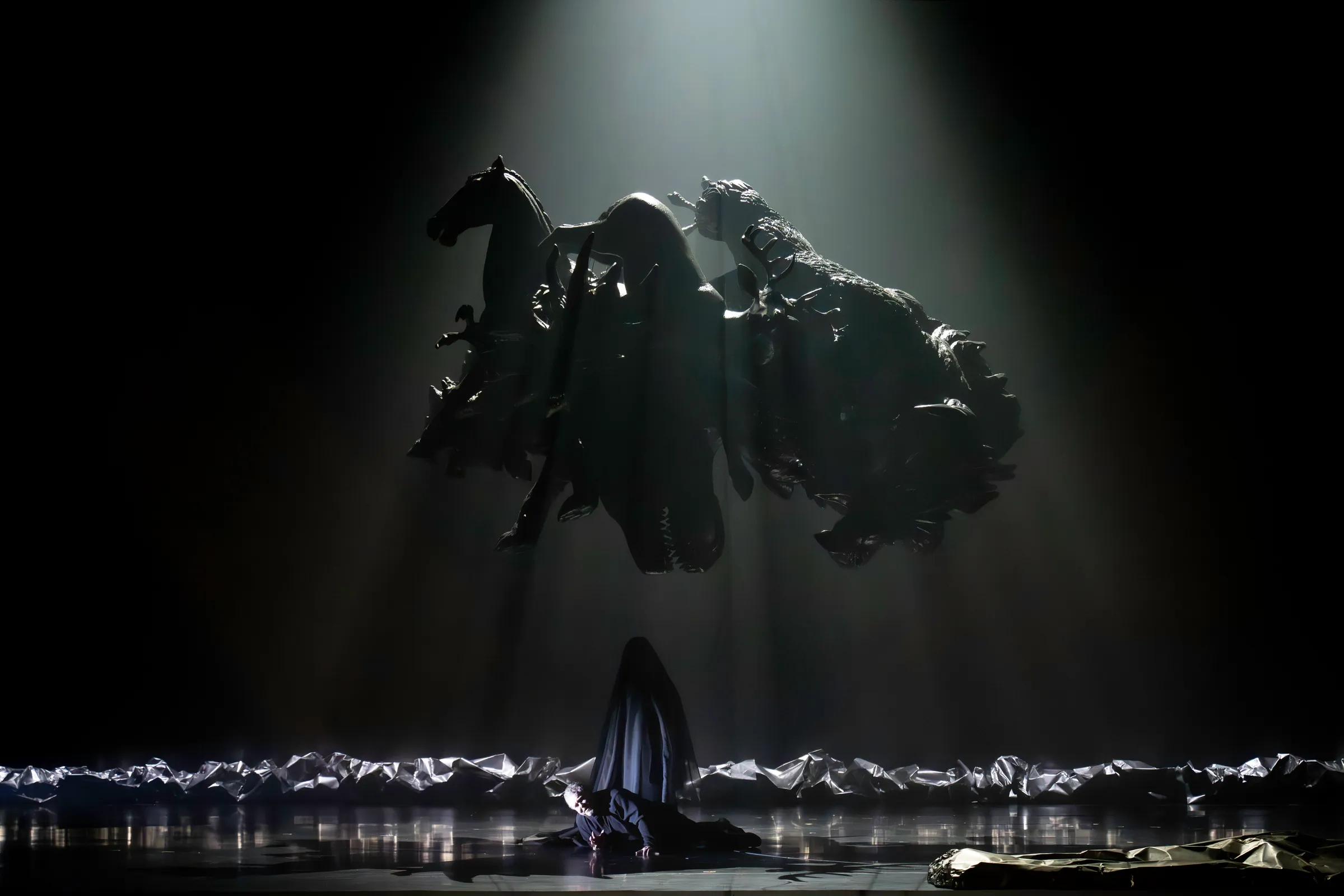 GOTTERDAMMERUNG Theatre de La Monnaie, Bruxelles, Costume Design by Petra Reinhardt ©Monika-Rittershaus