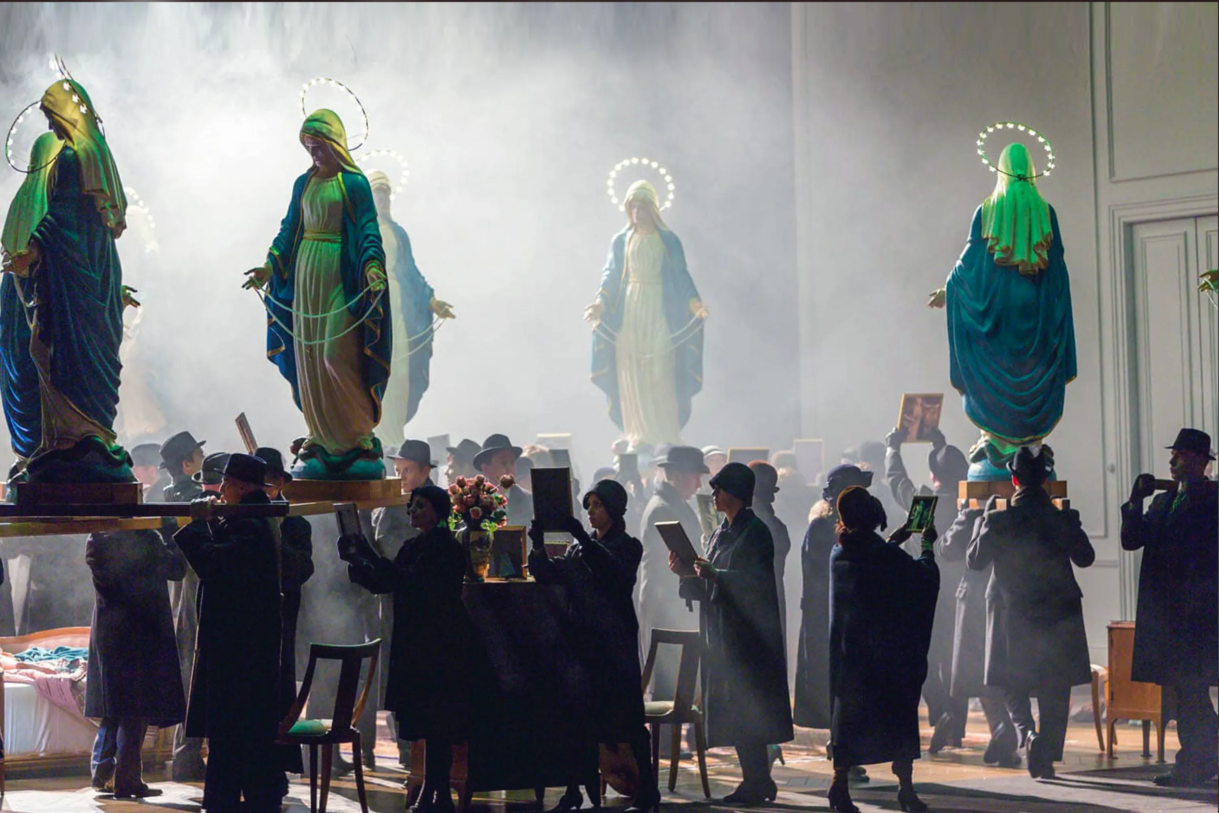 DIE TOTE STADT Komische Oper, Berlin, Costume Design by Petra Reinhardt