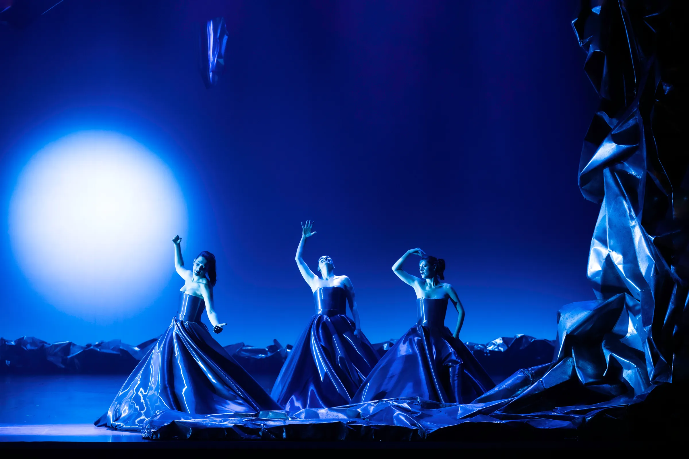 GOTTERDAMMERUNG Theatre de La Monnaie, Bruxelles, Costume Design by Petra Reinhardt ©Monika-Rittershaus